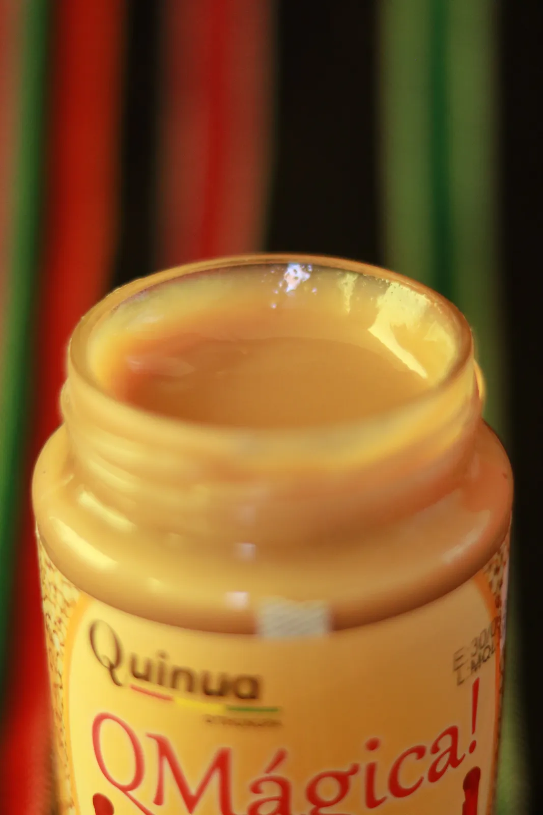 Frasco abierto de manjar de leche con quinua